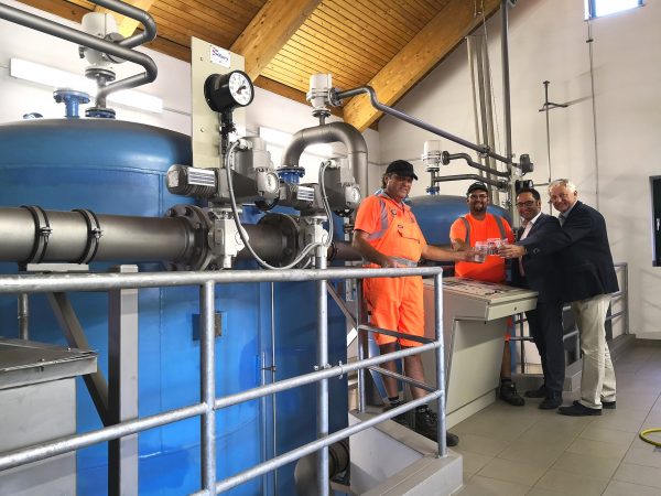 Ein Prost aufs saubere Wasser in Kommunaler Hand: Bürgermeister Herbert Heidingsfelder, Landtagskandidat Tobias Gotthardt mit den Wasserwarten Jürgen Hofmann und August Berge im Wasserwerk an der Aumühle.